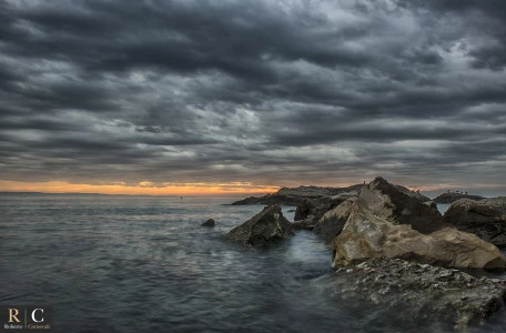 Tramonto sulla baia silenziosa nel golfo di Trieste