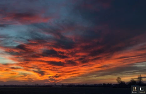 Un tramonto infuocato sulla pianura Padana